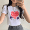 [키치무드!/쫀득] 얌미 하트 프린팅 크롭 반팔 티셔츠 (2color) - 더핑크
